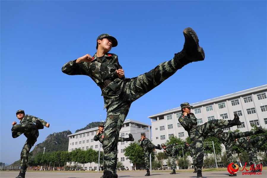 2018年11月27日,武警女兵在练习腿法基础动作.