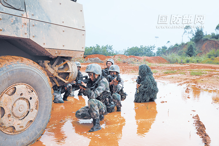 维和待命警卫连官兵进行战术训练.潘康摄