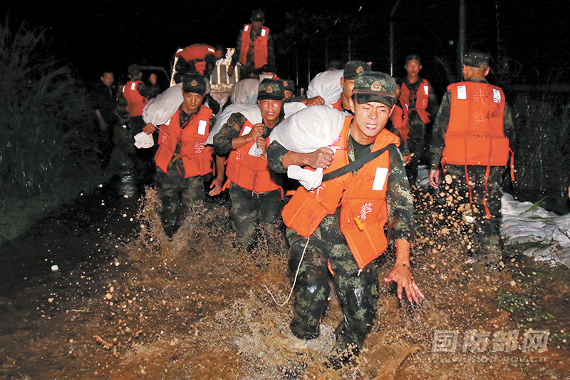 南方多个省份出现汛情驻军官兵和民兵全力投入抢险救灾