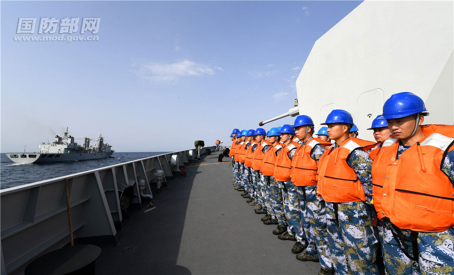 7月24日,海军第35批护航编队巢湖舰为太原舰实施海上补给前,太原舰