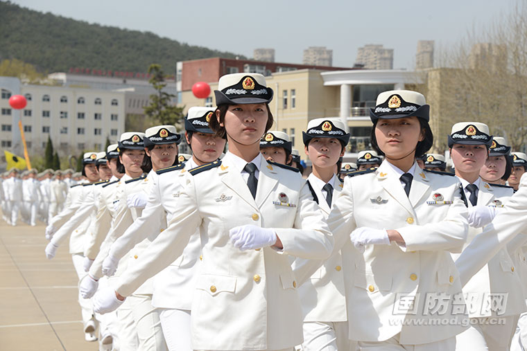 大连舰艇学院举行庆祝海军成立67周年阅兵活动
