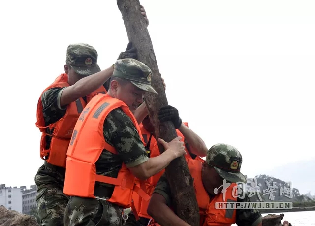 @武警官兵:我不知道你是谁,却知道你为了谁!