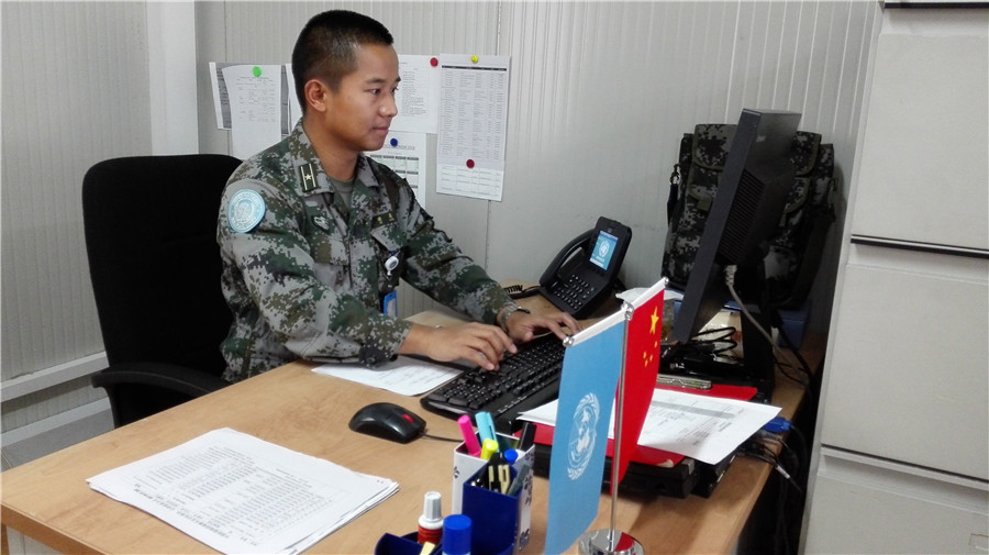 整洁有序的办公桌也代表了中国军队的形象.