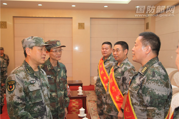 国防大学隆重庆祝教师节 表彰教战研战先进个人