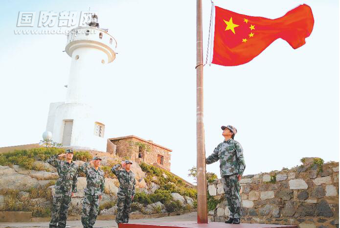 10月1日,开山岛上守岛民兵升起国旗.新华社记者 杨绍功摄