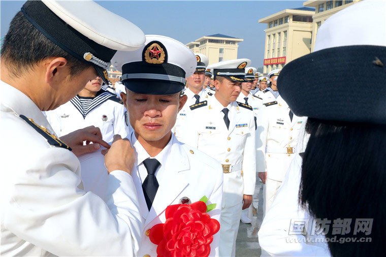 海军陆战队某旅组织退役士兵向军旗告别仪式