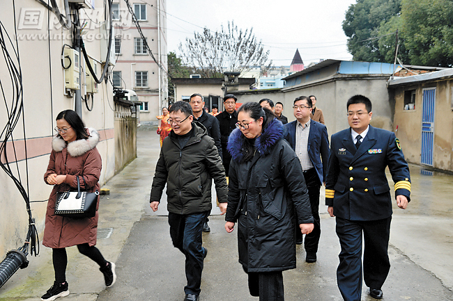 1月8日,奉化军地领导为崔宏伟家送挂光荣牌.