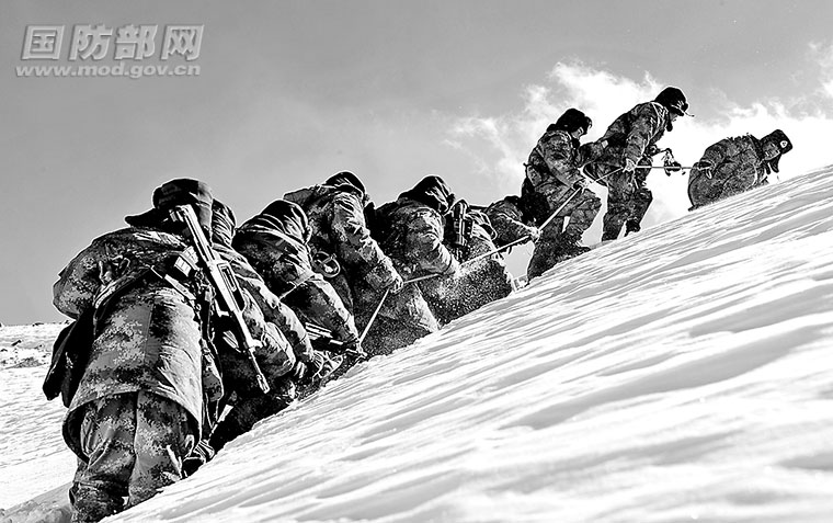 这样一群党员,在雪域高原形成了一座巨大磁场 房在山巅,林在云海.