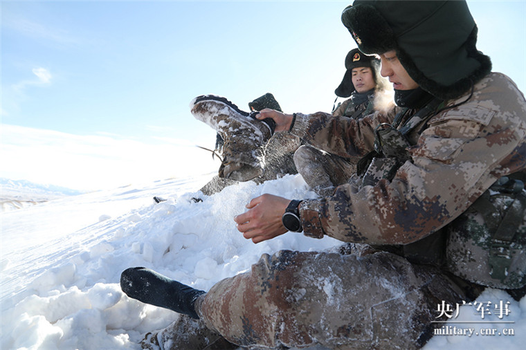 新春走基层丨巡逻路上为何喜欢吃雪水煮泡面,边防官兵