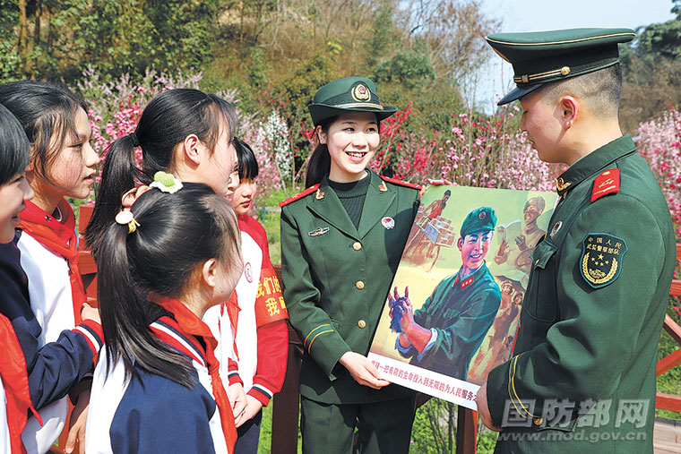 武警四川总队医院组织战士们前往驻地小学开展学雷锋活动