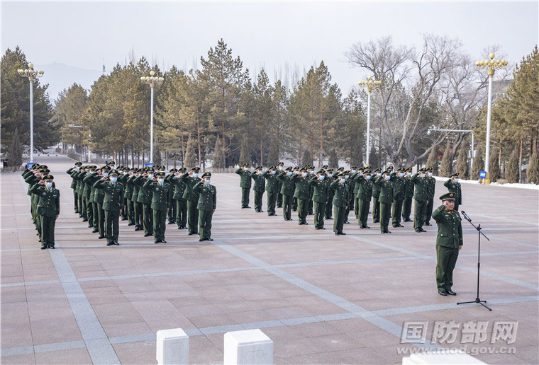 面向人民英雄纪念碑重温武警忠诚卫士誓词.余博 摄