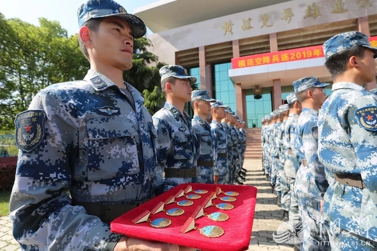 超燃！黄继光英雄连新兵入连仪式热血难忘 中华人民共和国国防部 5277