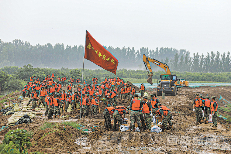 坚决听从统帅号令，解放军和武警部队连续奋战防汛救灾一线- 中华 