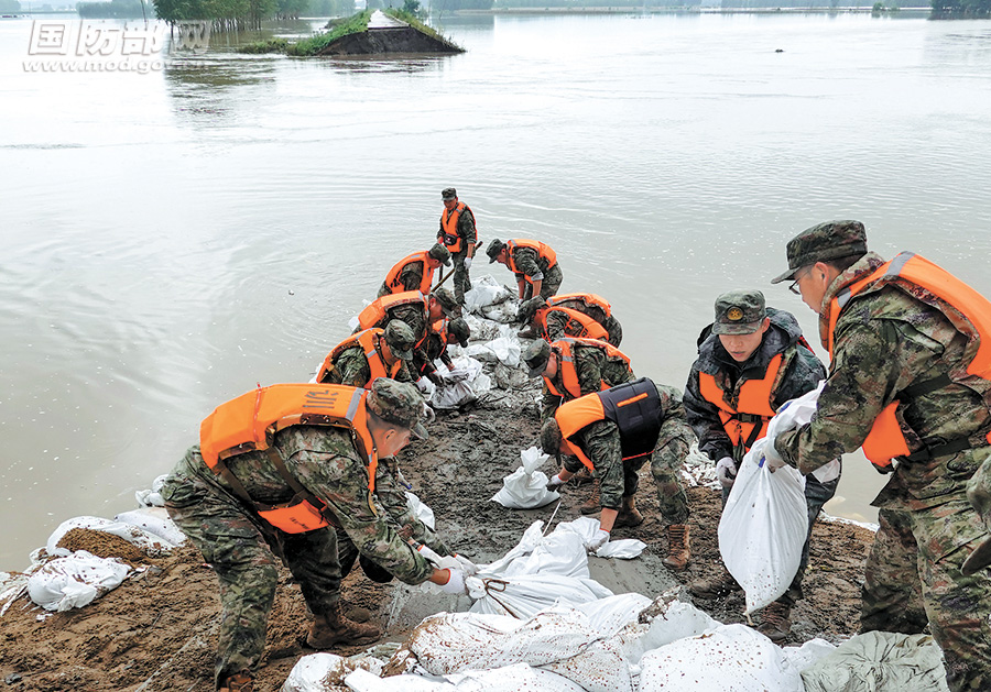 風(fēng)雨同心  鐵肩擔(dān)當(dāng)——解放軍和武警部隊(duì)聽從統(tǒng)帥號(hào)令持續(xù)奮戰(zhàn)在華北東北抗洪搶險(xiǎn)救災(zāi)一線