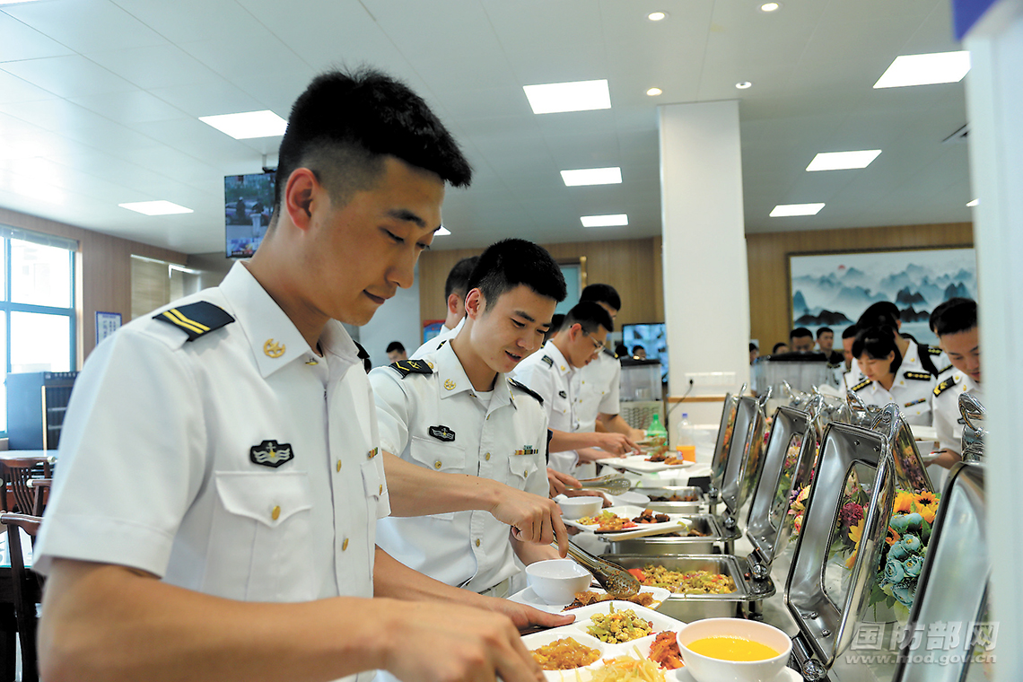 b体育东部战区海军打造全新“餐饮保障链”“水兵食堂”受青睐(图2)