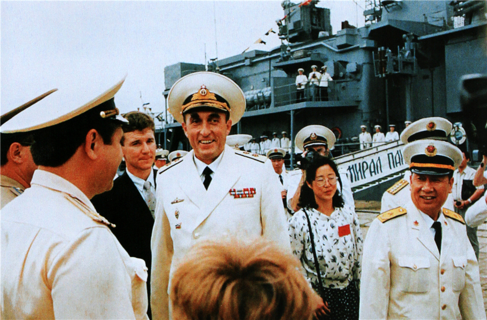 1991年8月,总参谋长迟浩田访问苏联期间会见苏联国防部长亚佐夫元帅.
