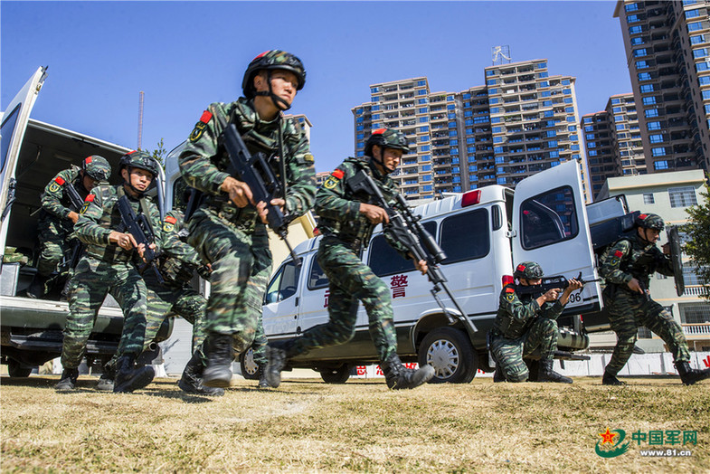 决胜分秒间!直击武警特战队员大巴车反劫持演练