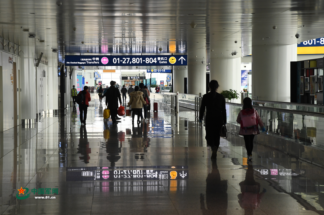 4月8日上午,武汉天河机场乘客快步走向登机口.