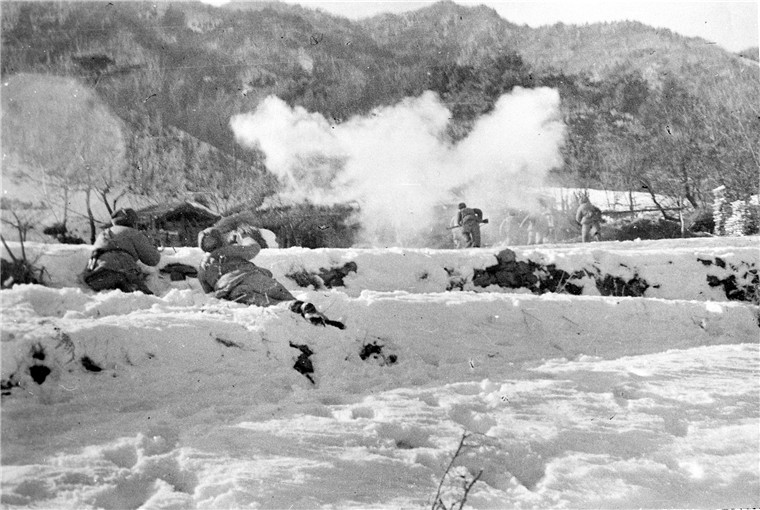 图:在长津湖战场,志愿军战士爬冰卧雪,强攻敌军的一处山头阵地.