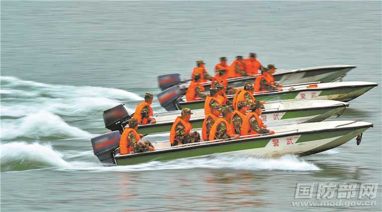 武警重庆总队船艇支队组织舟艇操作训练