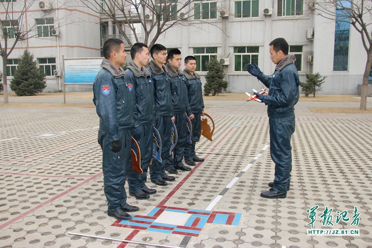 首批清华班飞行学员步入空军战斗序列 - 中华