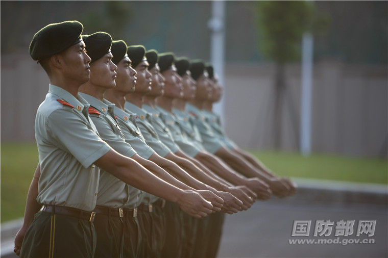 单个军人队列动作演示.王涛 摄