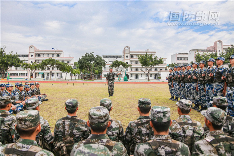 驻香港部队某教导团扎实开展五小活动助力新兵开训