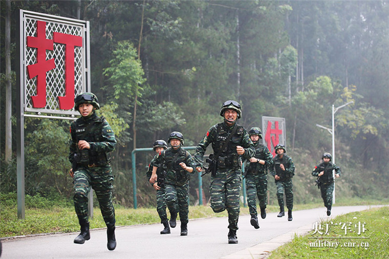 武警广西总队:特战队员雨中开展强化训练 - 中华人民共和国国防部