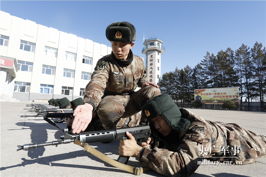 官兵们在进行射击瞄准训练.