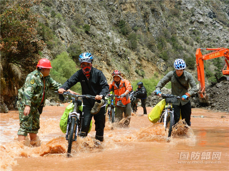 官兵护送游客经过危险路段.陆文凯摄