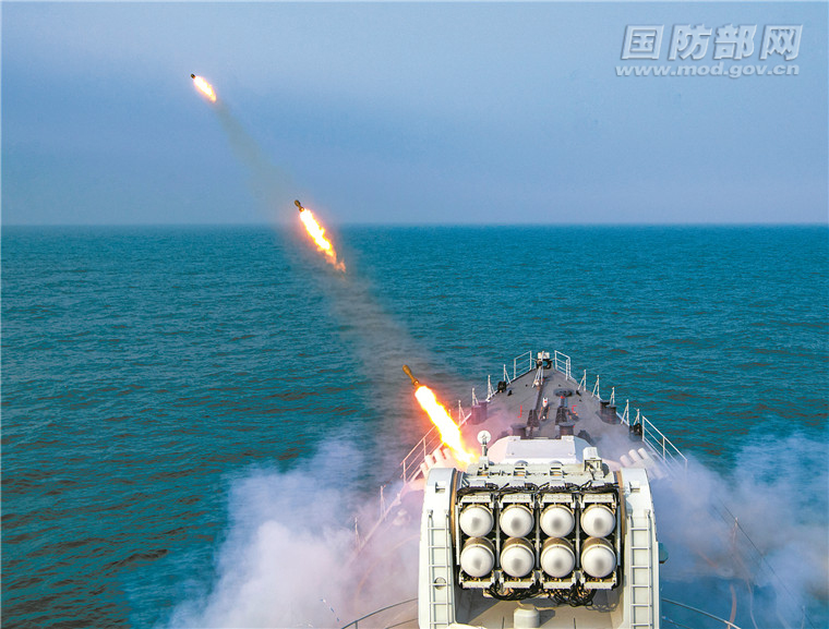 海军某驱逐舰支队青岛舰组织火箭深弹实射等科目训练