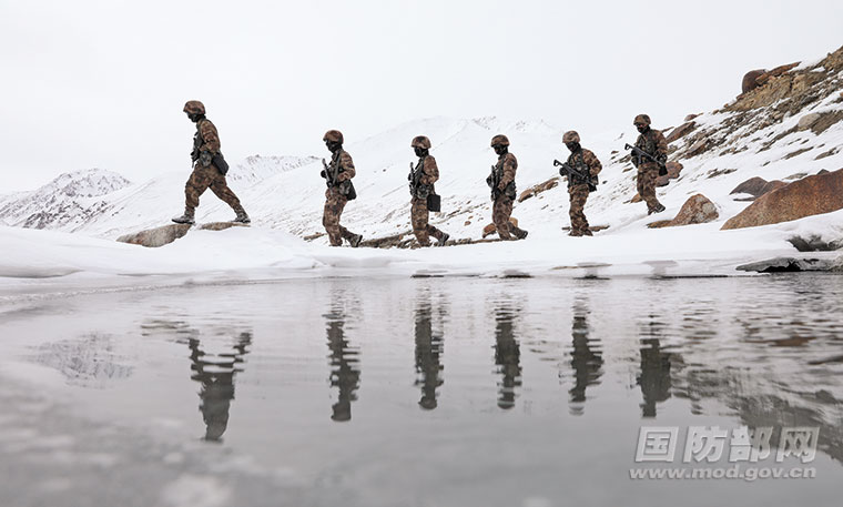 新疆喀什军分区某边防团红其拉甫边防连官兵徒步巡逻