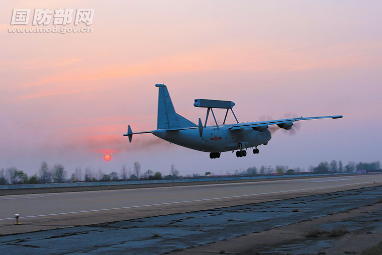 4月上旬,北部战区海军航空兵某团开展跨昼夜飞行训练,提升部队打赢