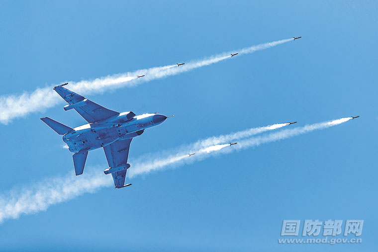 海军航空兵某团组织多型战机高强度训练——昼夜接力海天砺剑