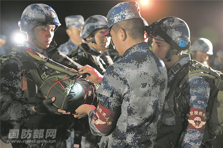 鲲鹏展翅 尖兵天降:空降兵某空中突击旅跨昼夜兵力投送演练