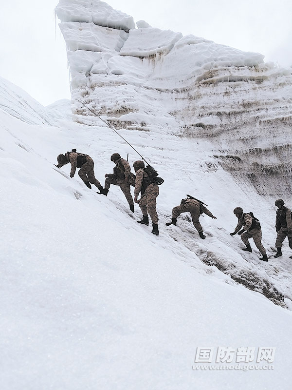 西藏军区岗巴边防营官兵翻越冰川执行巡逻任务
