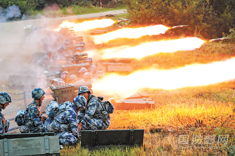 空降兵某旅组织实弹射击训练