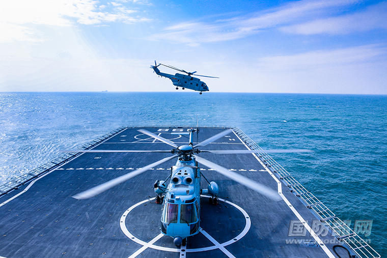 海军陆战队某旅组织直升机着舰训练