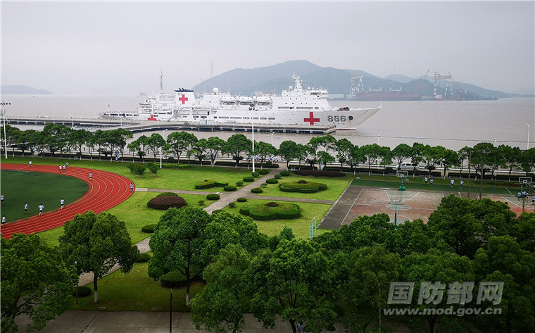 停靠在舟山某军港的中国海军和平方舟医院船. 江山 摄