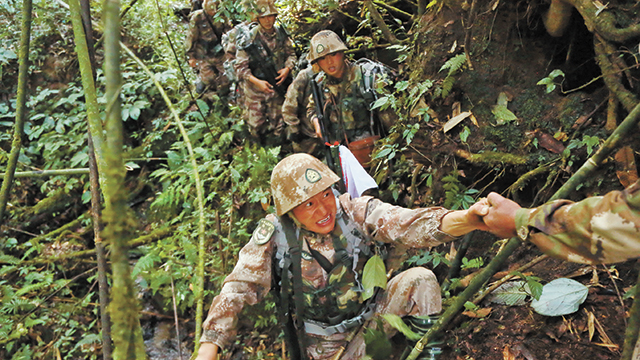 西藏军区"墨脱戍边模范营"官兵艰辛巡逻路