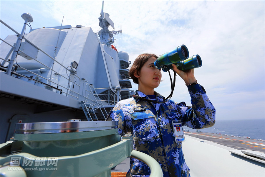 哈萨克族女兵加德热拉·哈布力观察海空情况.张雷摄影