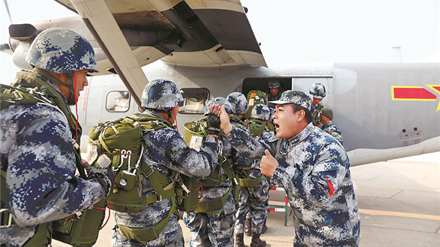 空降兵某旅新兵首次参加跳伞训练掠影