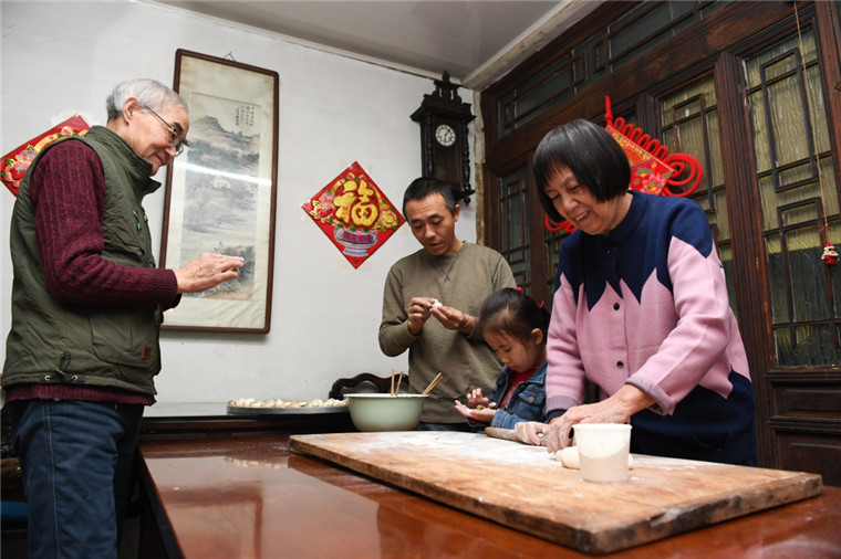 1月14日,在北京前门东区草厂四条胡同,朱茂锦老人