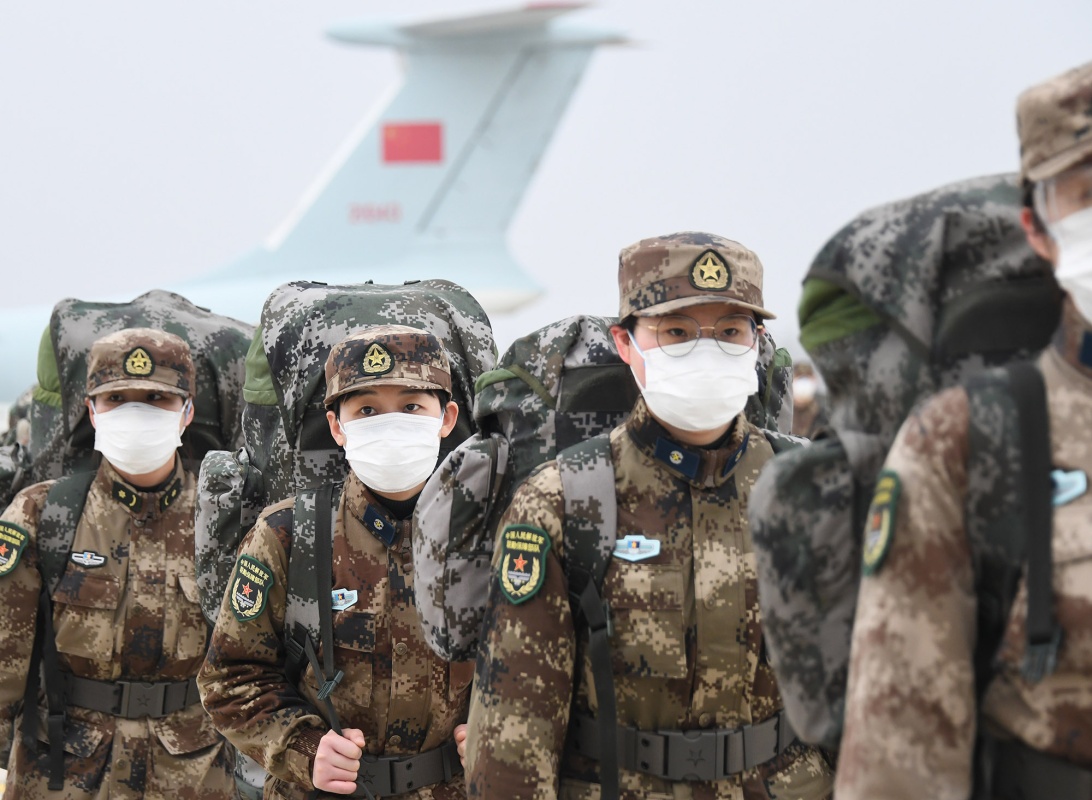 空军8架飞机紧急空运军队支援湖北医疗队抵达武汉