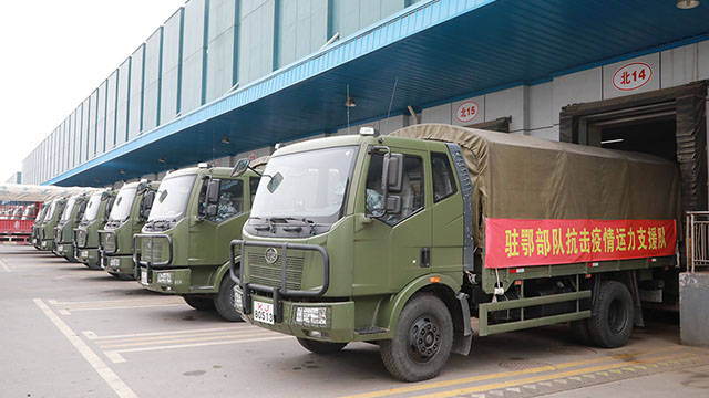 驻鄂部队支援武汉市运输配送生活物资 力保市民正常生活供应