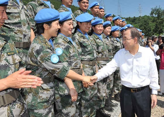  UN Secretary General Ban Ki moon exchanges and interacts with officers and soldiers in the peacekeeping center of the Ministry of Defense of China