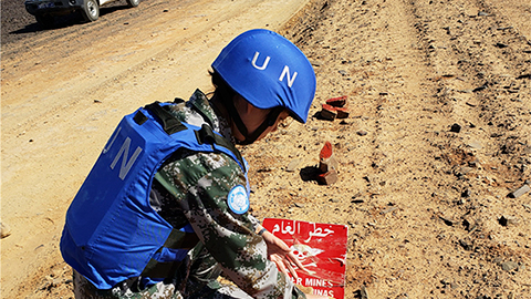  The military observers of the Western Sahara Mission marked the minefields on their way to patrol